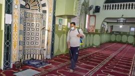 آماده سازی مساجد مصر برای اقامه نماز +تصاویر