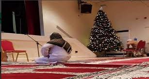 بحث و جدل گسترده برای درخت کریسمس داخل مسجد