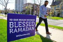 شورای کلیساهای ویسکانسین، تابلوهای «رمضان مبارک» نصب کردند 