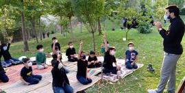 وقتی همه چیز یک معلم آموزش بچه‌ها است/ برگزاری کلاس قرآن در پارک+عکس و فیلم