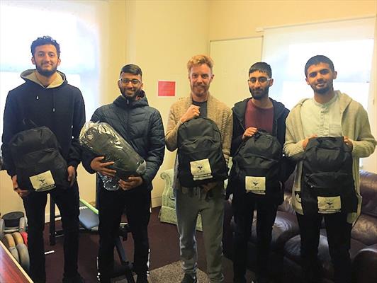 اعضای مسجد راچدیل کیت های نجات بخش سرما میان بی خانمان ها توزیع کردند