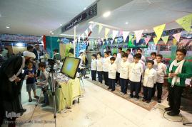 خطابه‌گویی دانش‌آموزان در غرفه جامعه تعلیمات اسلامی نمایشگاه قرآن 