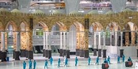 ضدعفونی روزانه مسجدالحرام در ۴ نوبت + عکس