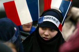 ستیز علیه ساده‌ترین نشانه اسلامی در فرانسه / برنامه‌ریزی هدفمند برای خلع حجاب 